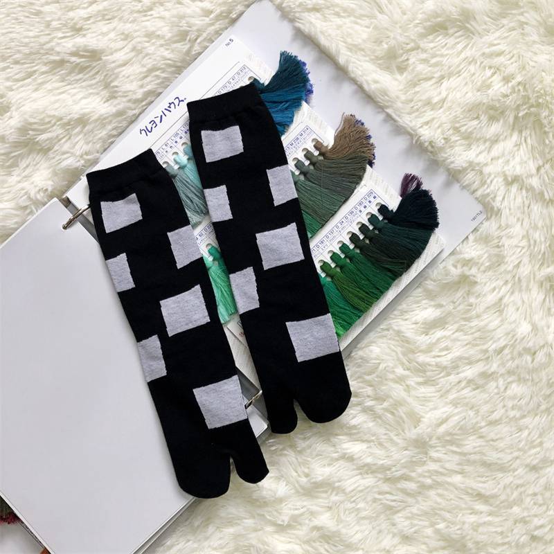 Japanese Multi-Color Jacquard Carrot Chestnut Flower Artistic Cute Two-Toe Socks Mid-Calf Tabi Toe Socks Trendy Socks - Image 29