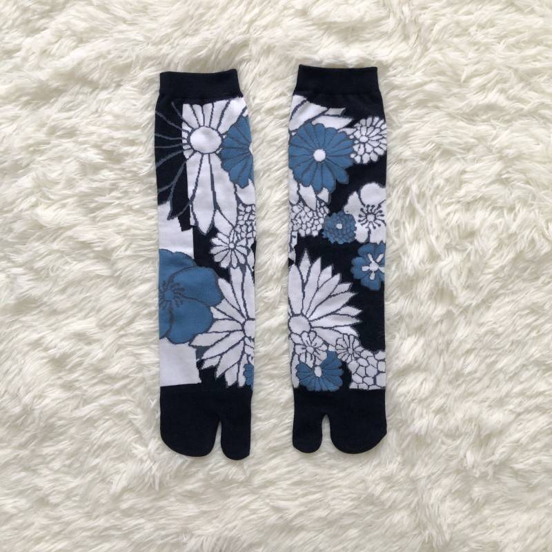 Japanese Multi-Color Jacquard Carrot Chestnut Flower Artistic Cute Two-Toe Socks Mid-Calf Tabi Toe Socks Trendy Socks - Image 21