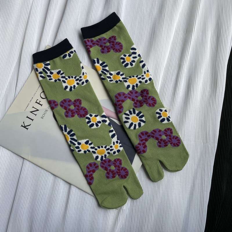 Japanese Multi-Color Jacquard Carrot Chestnut Flower Artistic Cute Two-Toe Socks Mid-Calf Tabi Toe Socks Trendy Socks - Image 11